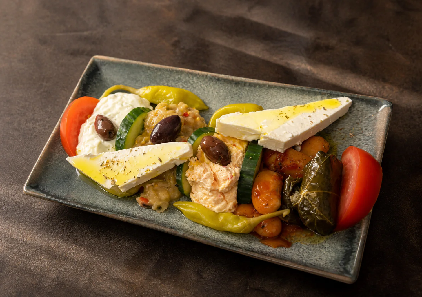 Griechischer Vorspeisenteller mit Feta, Tzatziki, Dolmadakia und Riesenbohnen